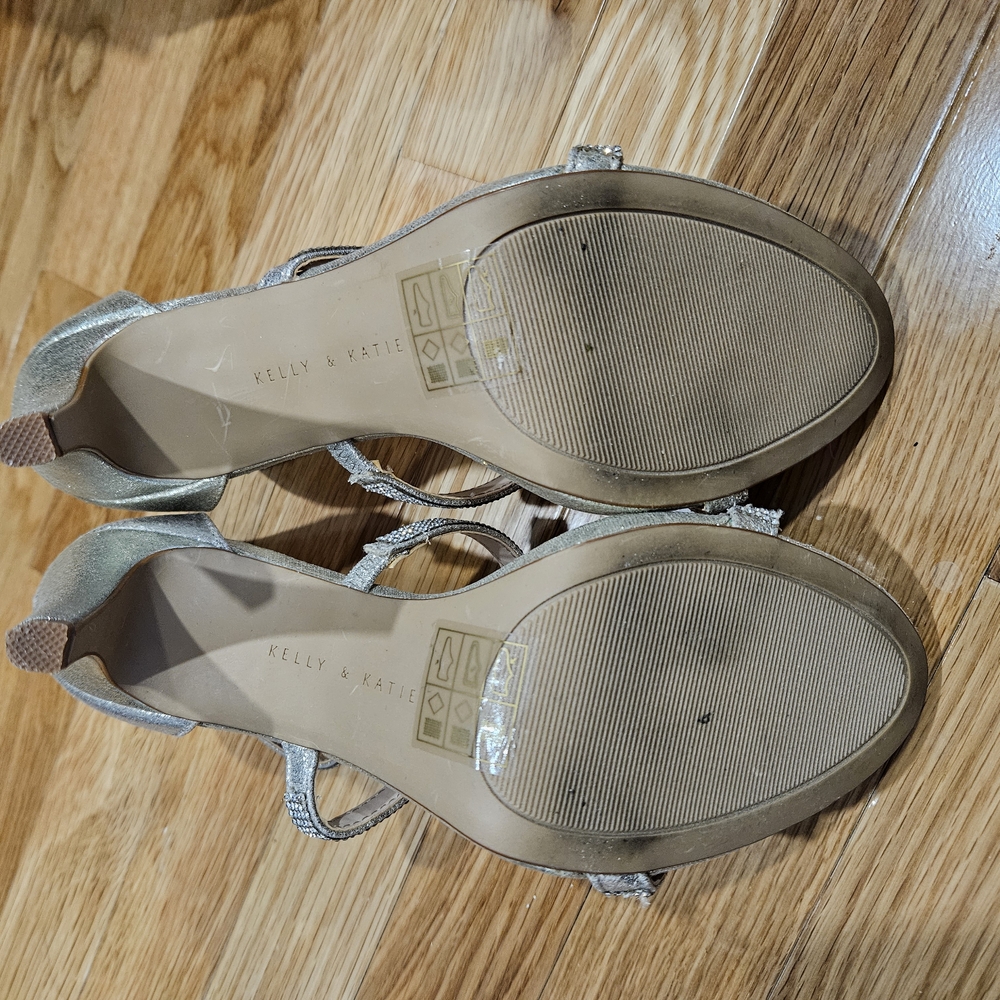 Kelly & Katie Silver Glitter Women's Heels - Picture 5 of 7